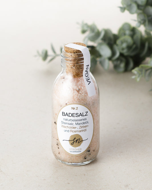 Natürliches Badesalz Nr. 2 mit Wacholder-, Zirben- und Rosmarinöl in wiederverwendbarem Glasgefäß mit Deko