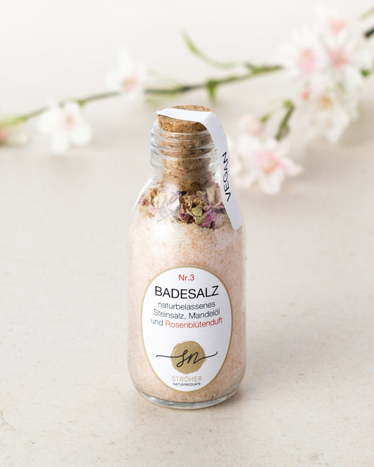 Natürliches Badesalz Nr. 3 mit Rosenblütenduft in wiederverwendbarem Glasgefäß mit Deko