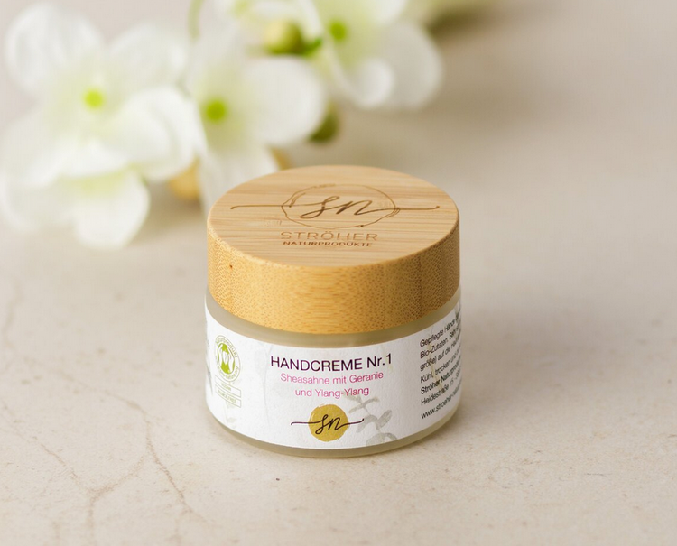 Natürliche Handcreme Nr. 1 – Sheasahne mit Rosengeranie und Ylang-Ylang in wiederverwendbarem Glasgefäß ohne Deko - Zutaten im Text beschrieben