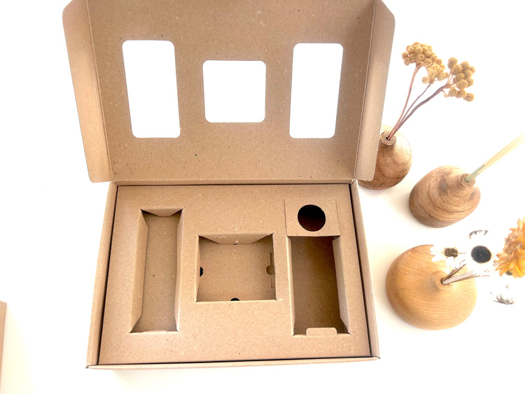 leerer Geschenkkarton aus recycled Karton offen - mit Deko