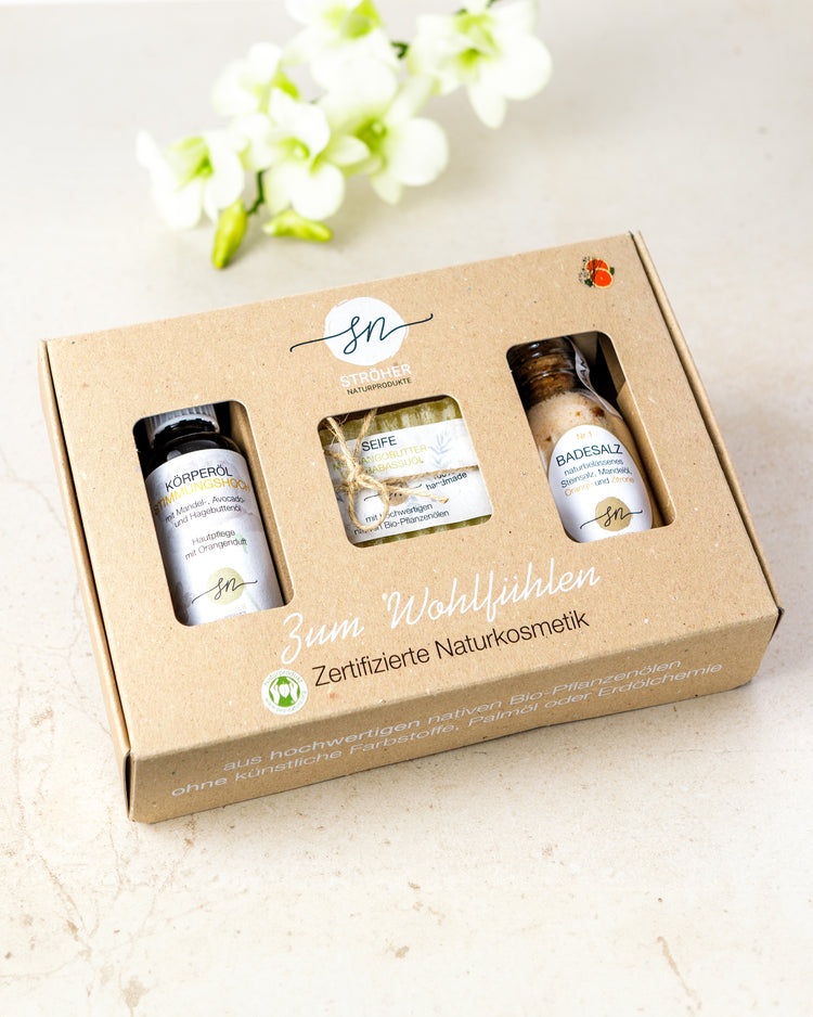 In diesem Geschenkeset sind das Badesalz Orange, das Körperöl Stimmungshoch und die Seife mit Mangobutter in einem festen Karton verpackt. Mit Deko
