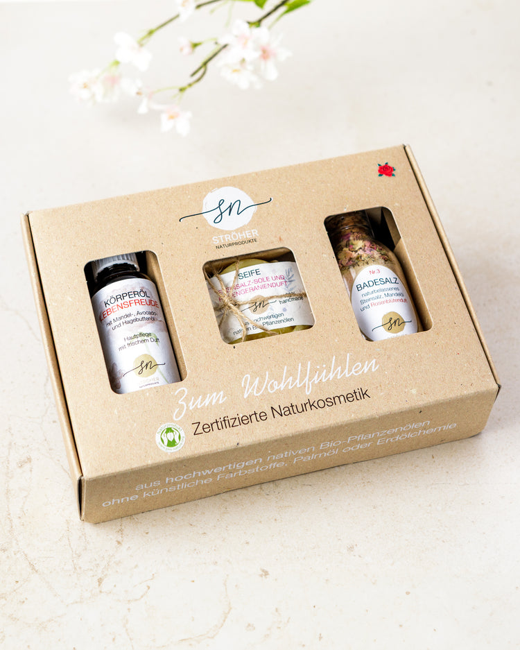 In diesem Geschenkeset sind das Badesalz Nr. 3, das Körperöl Lebensfreude und die Steinsalz-Soleseife mit Rosengeranienduft in einem festen Karton verpackt. Mit Deko
