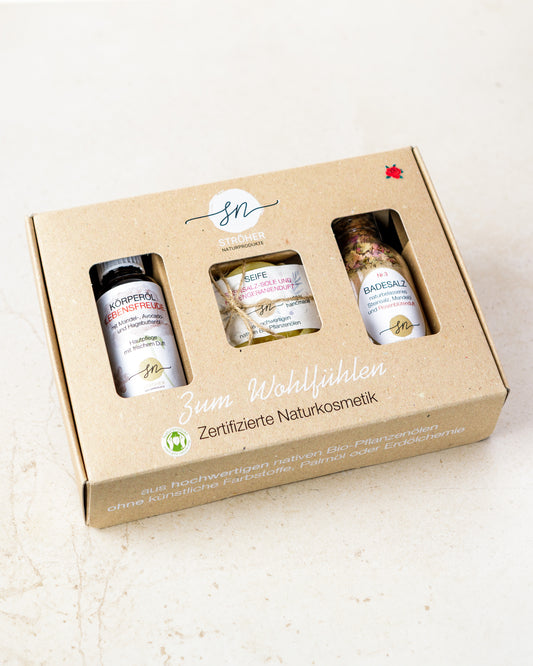 In diesem Geschenkeset sind das Badesalz Nr. 3, das Körperöl Lebensfreude und die Steinsalz-Soleseife mit Rosengeranienduft in einem festen Karton verpackt. ohne Deko