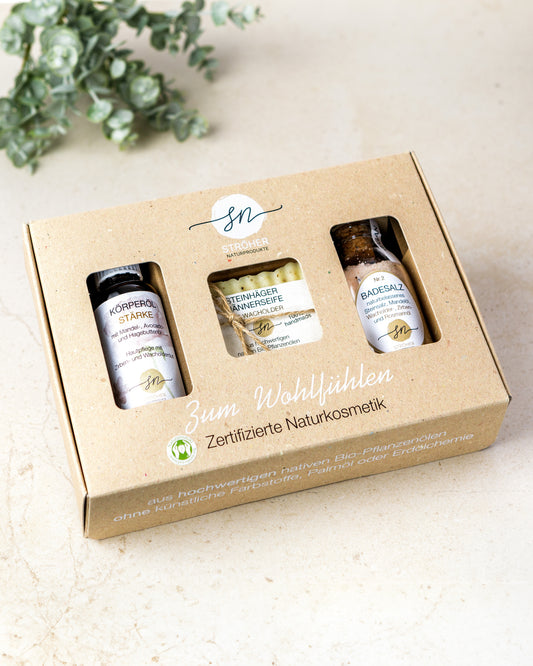 In diesem Geschenkeset sind das Badesalz Nr. 2 mit herben Duft, das Körperöl Stärke und die Steinhäger Männerseife in einem festen Karton verpackt. mit Deko