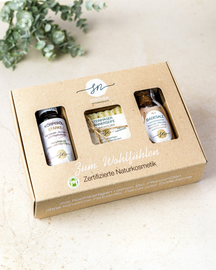 In diesem Geschenkeset sind das Badesalz Nr. 2 mit herben Duft, das Körperöl Stärke und die Steinhäger Männerseife in einem festen Karton verpackt. mit Deko