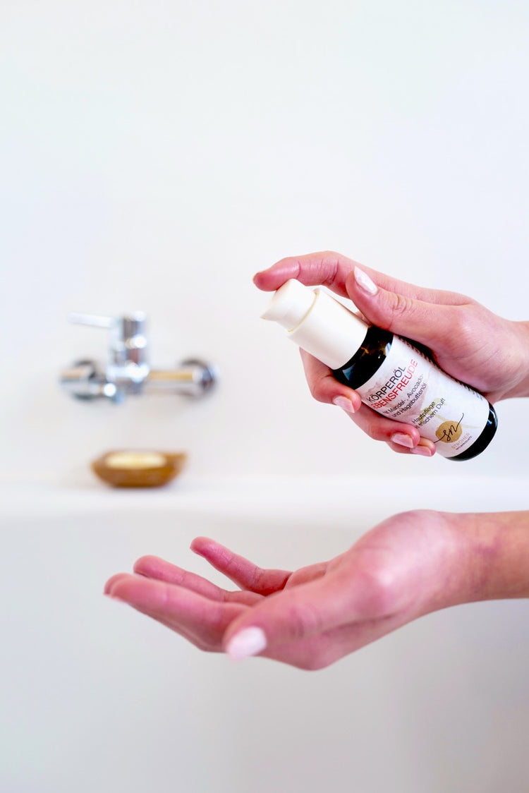 mit Lotionspumpe gelingt das dosiertes Entnehmen der Körperöle - mit weiteren Dekoelementen