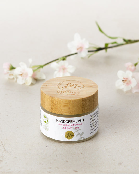 Natürliche Handcreme Nr. 1 – Sheasahne mit Rosengeranie und Ylang-Ylang in wiederverwendbarem Glasgefäß mit Deko - Zutaten im Text beschrieben