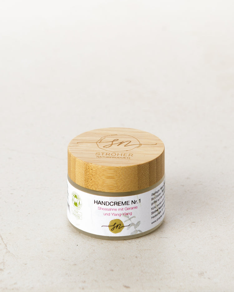 Natürliche Handcreme Nr. 1 – Sheasahne mit Rosengeranie und Ylang-Ylang in wiederverwendbarem Glasgefäß ohne Deko - Zutaten im Text beschrieben