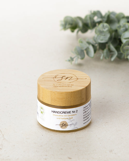 Natürliche Handcreme Nr. 2 – Sheasahne mit Sanddorn und herbem Duft mit Deko in wiederverwendbarem Glasgefäß- Zutaten im Text beschrieben