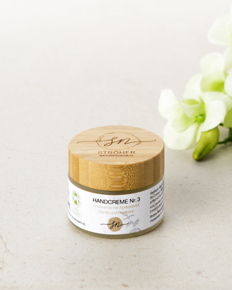 Natürlichen Handcreme Nr. 3 – Sheasahne mit Aprikosenöl, Vanille und Rosmarin in wiederverwendbarem Glasgefäß mit Deko- Zutaten im Text beschrieben
