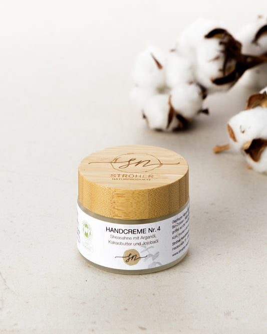 Natürliche Handcreme Nr. 4 ohne ätherische Öle in wiederverwendbarem Glasgefäß- Abbildung mit Deko