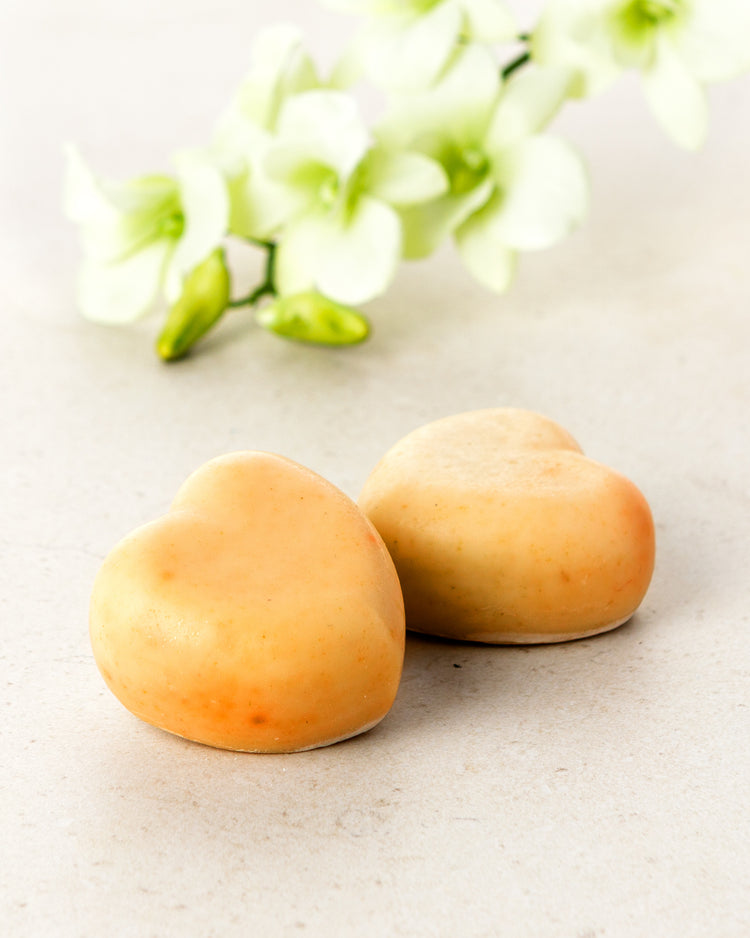 Handgemachte Herzseife mit Orange und Bergamotte mit Etikett mit hochwertigen Inhaltsstoffen und Anwendungshinweisen und Deko- Zutaten im Text beschrieben