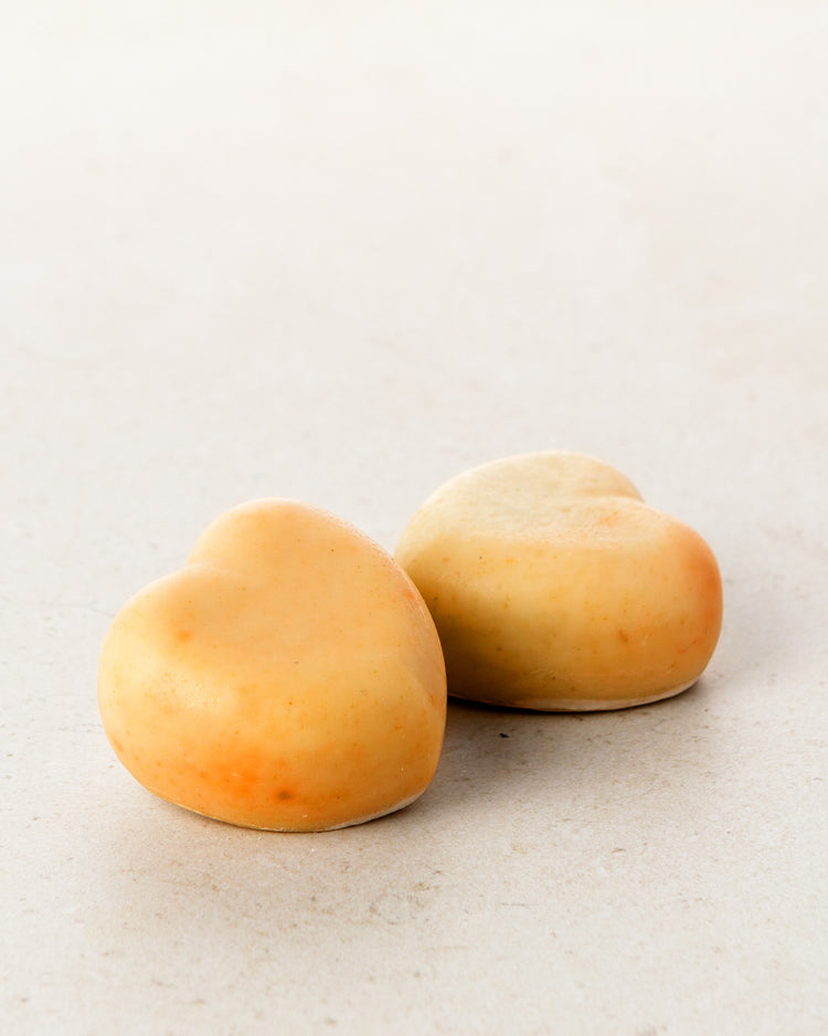 Handgemachte Herzseife mit Orange und Bergamotte mit Etikett mit hochwertigen Inhaltsstoffen und Anwendungshinweisen und ohne Deko- Zutaten im Text beschrieben