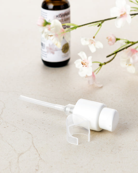 mit Lotionspumpe gelingt das dosiertes Entnehmen der Körperöle - mit weiteren Dekoelementen