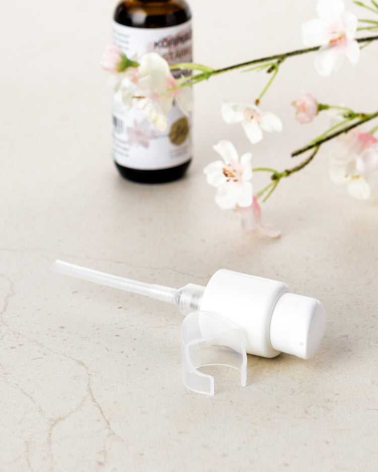 mit Lotionspumpe gelingt das dosiertes Entnehmen der Körperöle - mit weiteren Dekoelementen