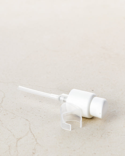 mit Lotionspumpe gelingt das dosiertes Entnehmen der Körperöle - ohne weitere Dekoelemente