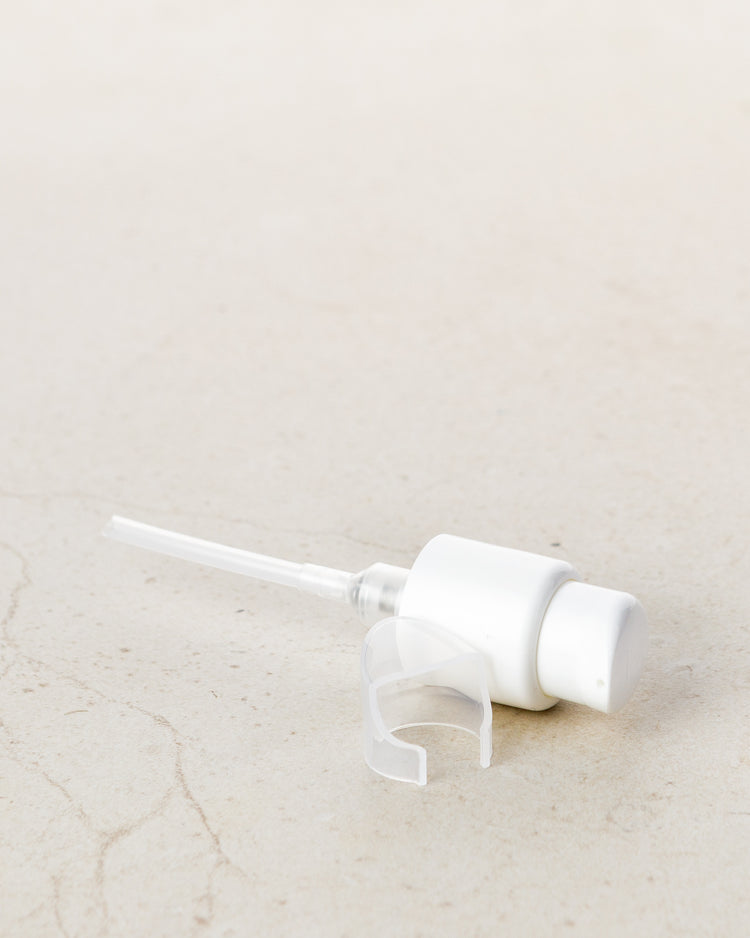 mit Lotionspumpe gelingt das dosiertes Entnehmen der Körperöle - ohne weitere Dekoelemente