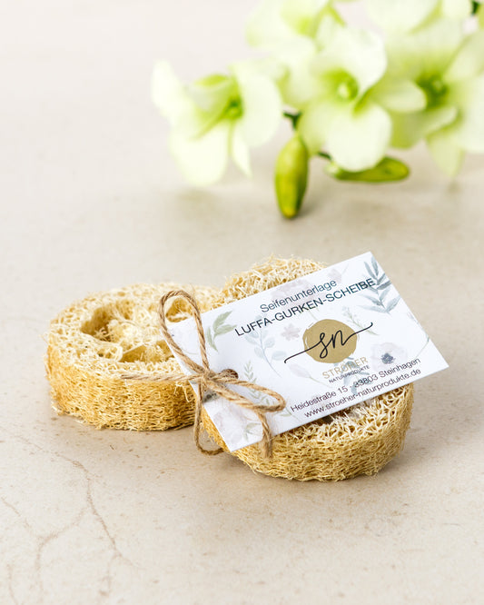 Luffa als Seifenunterlage mit weiteren Dekoelementen mit Etikett