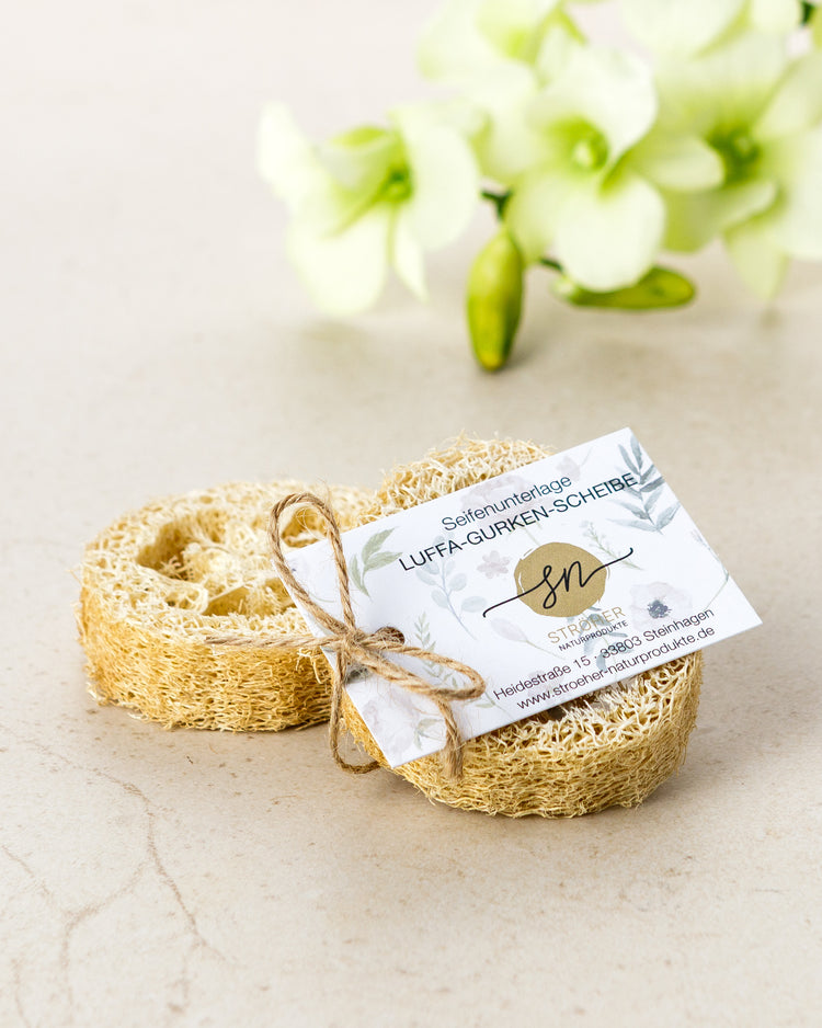 Luffa als Seifenunterlage mit weiteren Dekoelementen mit Etikett