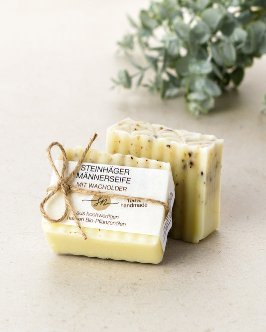 Handgemachte Steinhäger Männerseife mit Wacholder mit Etikett mit hochwertigen Inhaltsstoffen und Anwendungshinweisen und Deko- Zutaten im Text beschrieben