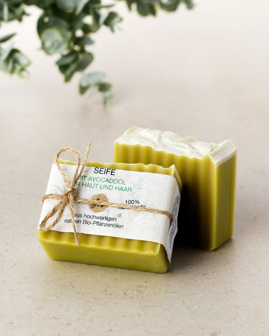 Handgemachte Seife mit Avocadoöl – für Haut und Haar mit Etikett mit hochwertigen Inhaltsstoffen und Anwendungshinweisen und Deko- Zutaten im Text beschrieben