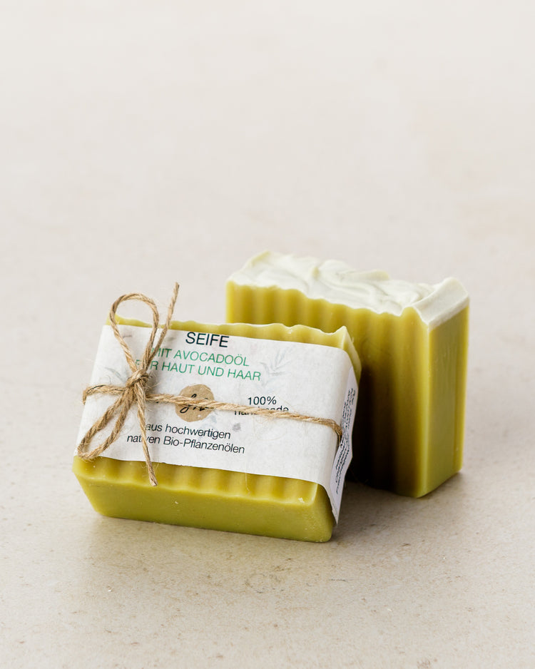 Handgemachte Seife mit Avocadoöl – für Haut und Haar mit Etikett mit hochwertigen Inhaltsstoffen und Anwendungshinweisen und ohne Deko- Zutaten im Text beschrieben