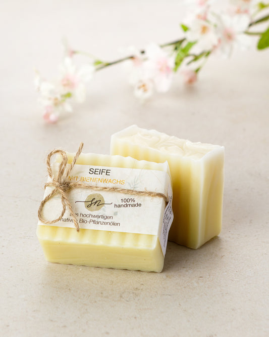 Handgemachte Bienenwachsseife – eine minimalistische Hand- und Hautpflege ohne ätherische Öle mit Etikett mit hochwertigen Inhaltsstoffen und Anwendungshinweisen und Deko- Zutaten im Text beschrieben