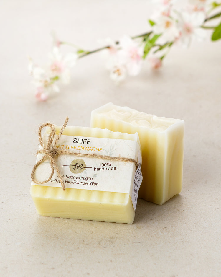 Handgemachte Bienenwachsseife – eine minimalistische Hand- und Hautpflege ohne ätherische Öle mit Etikett mit hochwertigen Inhaltsstoffen und Anwendungshinweisen und Deko- Zutaten im Text beschrieben