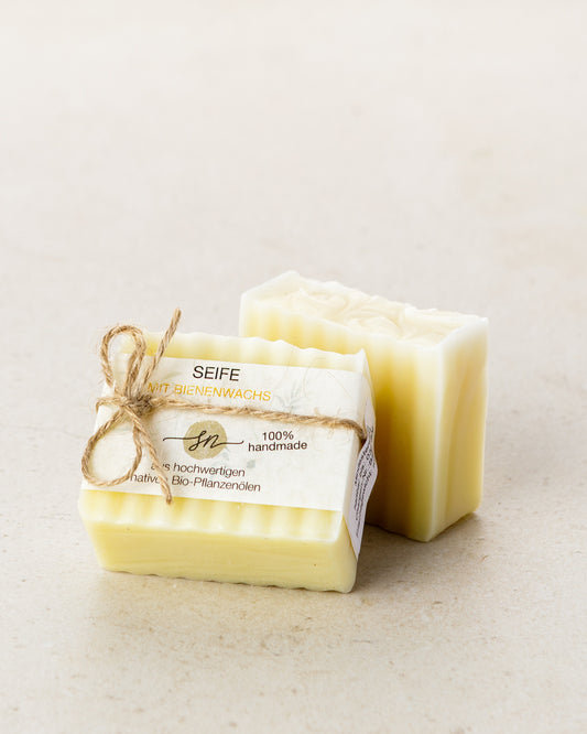 Handgemachte Bienenwachsseife – eine minimalistische Hand- und Hautpflege ohne ätherische Öle mit Etikett mit hochwertigen Inhaltsstoffen und Anwendungshinweisen und ohne Deko- Zutaten im Text beschrieben