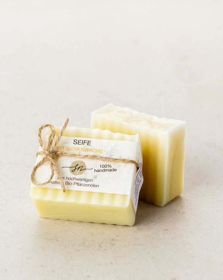 Handgemachte Bienenwachsseife – eine minimalistische Hand- und Hautpflege ohne ätherische Öle mit Etikett mit hochwertigen Inhaltsstoffen und Anwendungshinweisen und ohne Deko- Zutaten im Text beschrieben