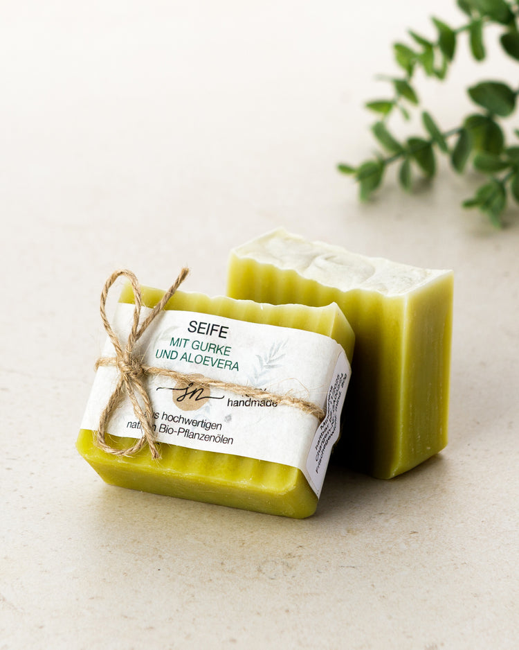 Handgemachte Seife mit Gurke und Aloevera mit Etikett mit hochwertigen Inhaltsstoffen und Anwendungshinweisen und Deko- Zutaten im Text beschrieben