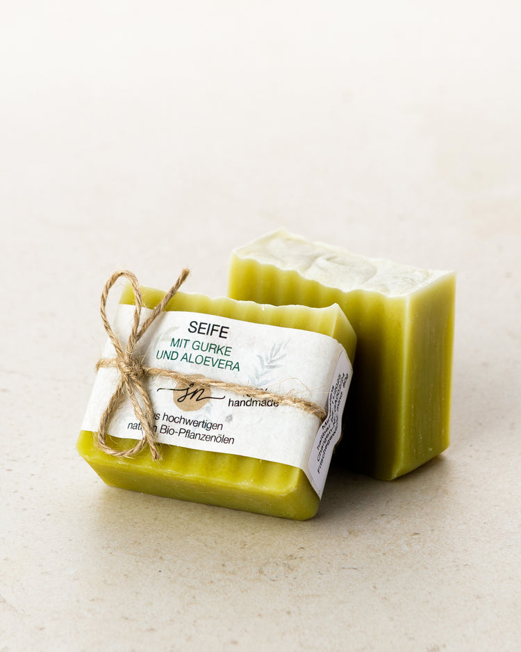 Handgemachte Seife mit Gurke und Aloevera mit Etikett mit hochwertigen Inhaltsstoffen und Anwendungshinweisen und ohne Deko- Zutaten im Text beschrieben