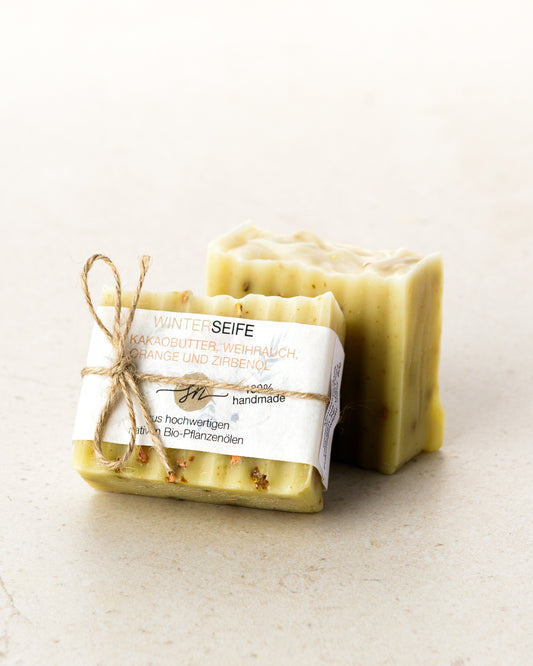 Handgemachte Seife mit Kakaobutter Weihrauch Orange undf Zirbenöl mit Etikett mit hochwertigen Inhaltsstoffen und Anwendungshinweisen und ohne Deko- Zutaten im Text beschrieben