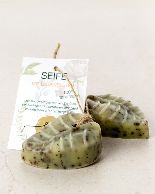 Handgemachte Peeling-Lindenblütenseife mit Lavendel- und Geranienduft mit Etikett mit hochwertigen Inhaltsstoffen und Anwendungshinweisen und ohne Deko- Zutaten im Text beschrieben