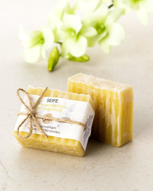 Handgemachte Seife mit Mangobutter und Babassuöl mit Etikett mit hochwertigen Inhaltsstoffen und Anwendungshinweisen und Deko- Zutaten im Text beschrieben