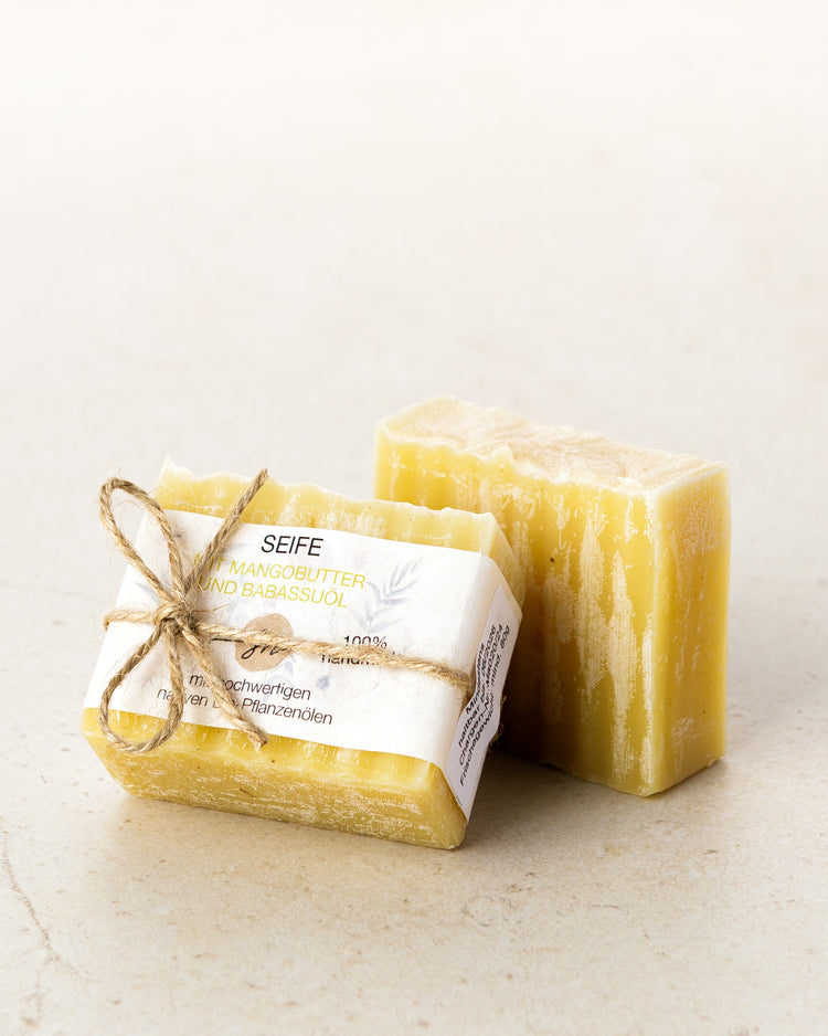 Handgemachte Seife mit Mangobutter und Babassuöl mit Etikett mit hochwertigen Inhaltsstoffen und Anwendungshinweisen und ohne Deko- Zutaten im Text beschrieben