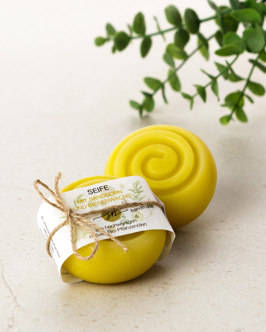 Handgemachte Seife mit Sanddornöl und Bienenwachs - ohne ätherische Öle mit Etikett mit hochwertigen Inhaltsstoffen und Anwendungshinweisen und Deko- Zutaten im Text beschrieben