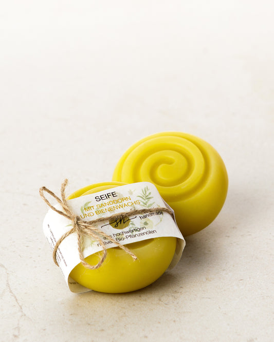 Handgemachte Seife mit Sanddornöl und Bienenwachs - ohne ätherische Öle mit Etikett mit hochwertigen Inhaltsstoffen und Anwendungshinweisen und ohne Deko- Zutaten im Text beschrieben