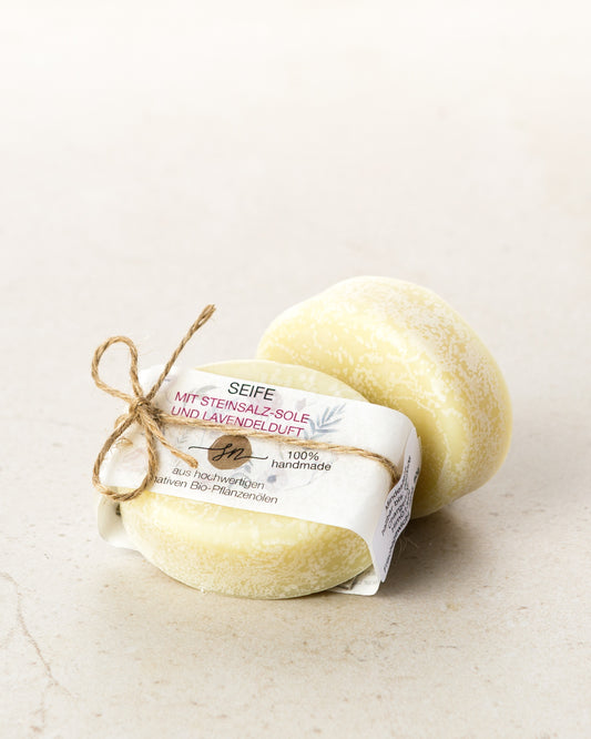 Handgemachte Seife mit einer Steinsalz-Sole und Lavendelduft mit Etikett mit hochwertigen Inhaltsstoffen und Anwendungshinweisen und ohne Deko- Zutaten im Text beschrieben