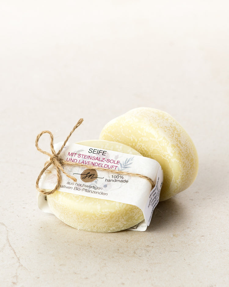 Handgemachte Seife mit einer Steinsalz-Sole und Lavendelduft mit Etikett mit hochwertigen Inhaltsstoffen und Anwendungshinweisen und ohne Deko- Zutaten im Text beschrieben