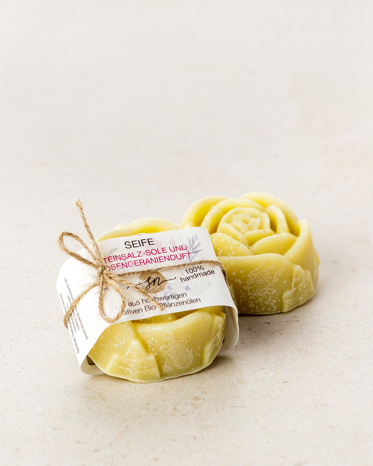 Handgemachte Steinsalzsoleseife mit Rosengeranienduft mit Etikett mit hochwertigen Inhaltsstoffen und Anwendungshinweisen und ohne Deko- Zutaten im Text beschrieben