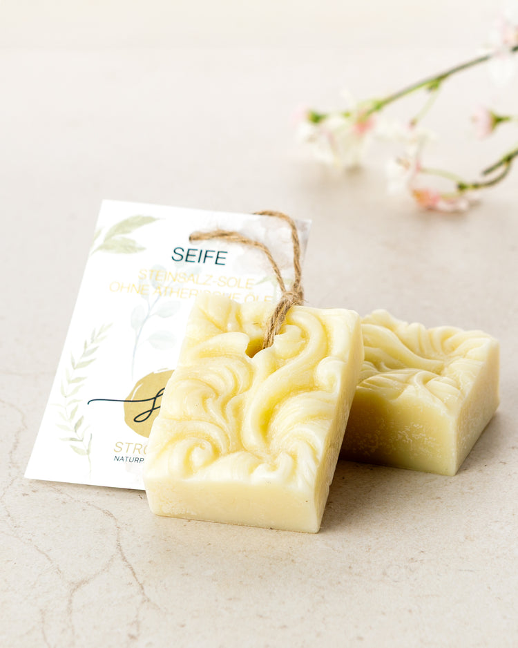 Handgemachte Steinsalz-Sole ohne ätherische Öle mit Etikett mit hochwertigen Inhaltsstoffen und Anwendungshinweisen und Deko- Zutaten im Text beschrieben