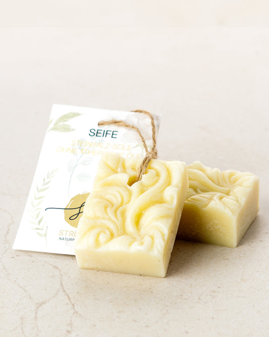 Handgemachte Steinsalz-Sole ohne ätherische Öle mit Etikett mit hochwertigen Inhaltsstoffen und Anwendungshinweisen und ohne Deko- Zutaten im Text beschrieben