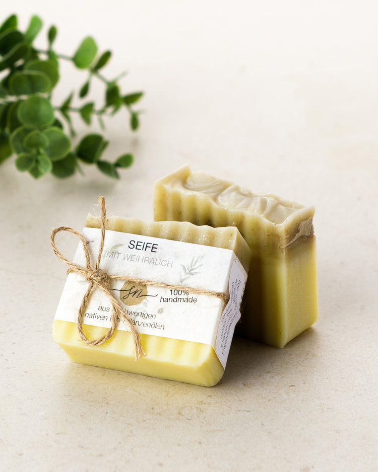 Handgemachte Seife mit Weihrauch mit Etikett mit hochwertigen Inhaltsstoffen und Anwendungshinweisen und Deko- Zutaten im Text beschrieben