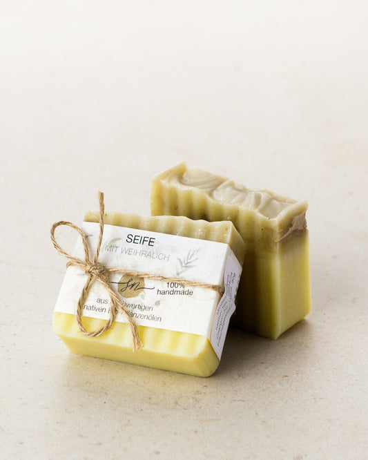 Handgemachte Seife mit Weihrauch mit Etikett mit hochwertigen Inhaltsstoffen und Anwendungshinweisen und ohne Deko- Zutaten im Text beschrieben